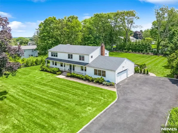 9 Woodcrest Dr, Woodcliff Lake, NJ 07677