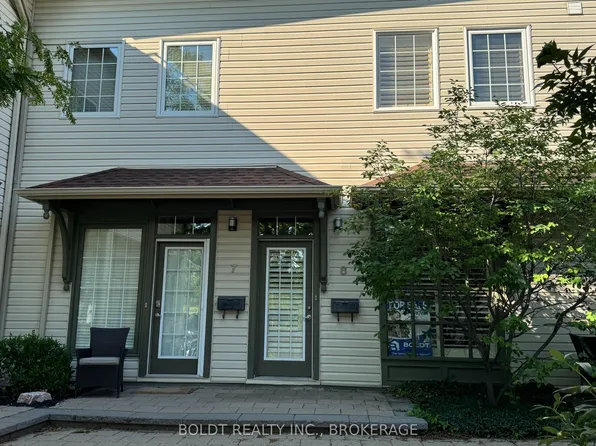 49 Ontario St #8, Grimsby, ON L3M 3H2