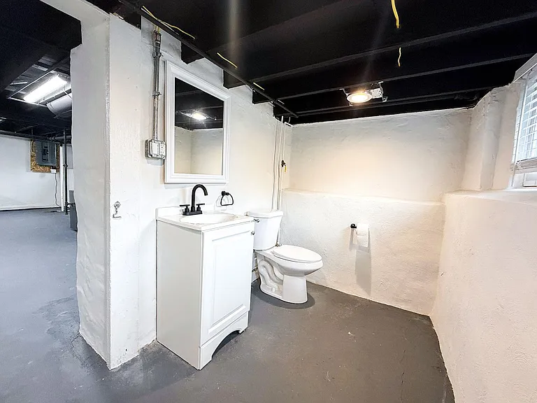 412 1st Ave — Photo 30