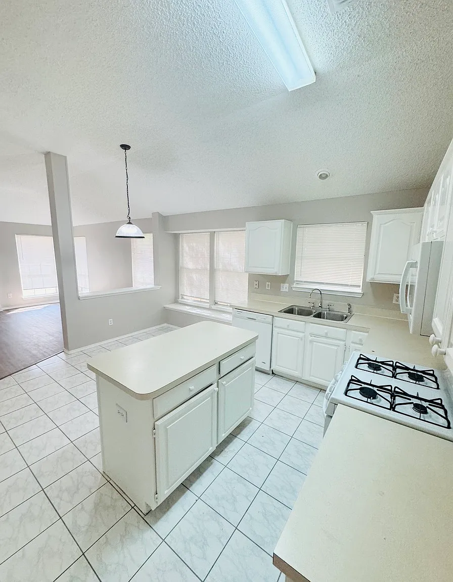 Spacious Garland Living Comfort, Convenience & Charm for $2,025/Month! — Photo 4