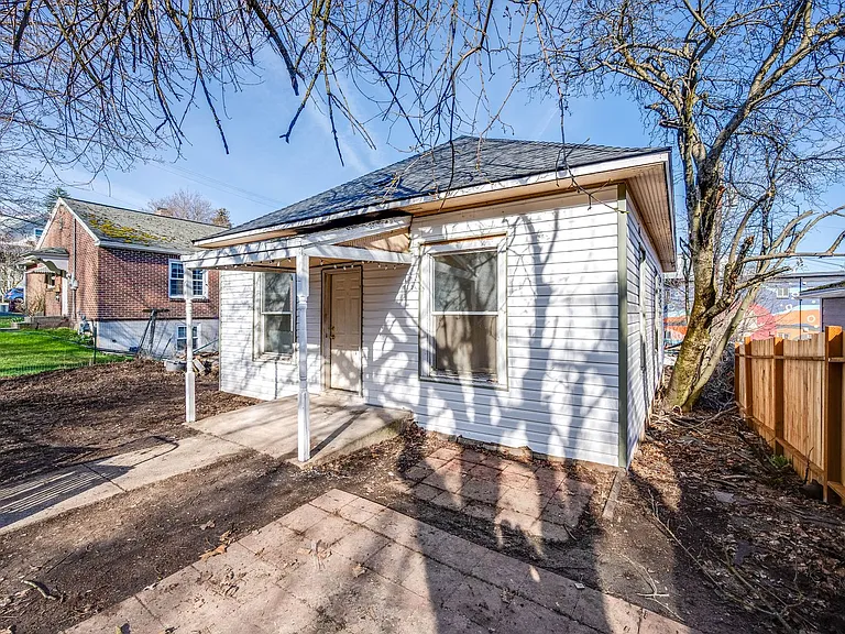 225 SE Spring St — Photo 1