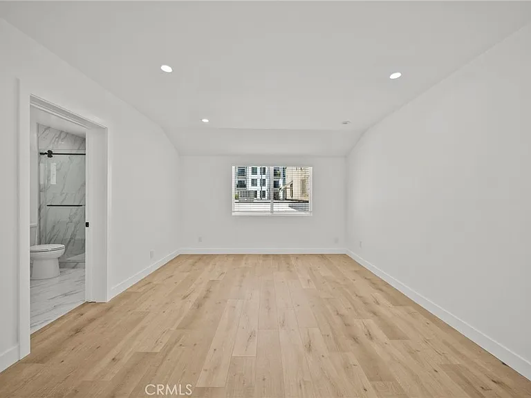 11488 Burbank Blvd — Photo 17