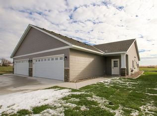 1192 Bluejay Dr SW, Hutchinson, MN 55350