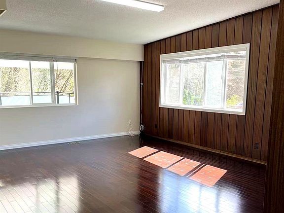 3rd image of 4383 Pinewood Cres