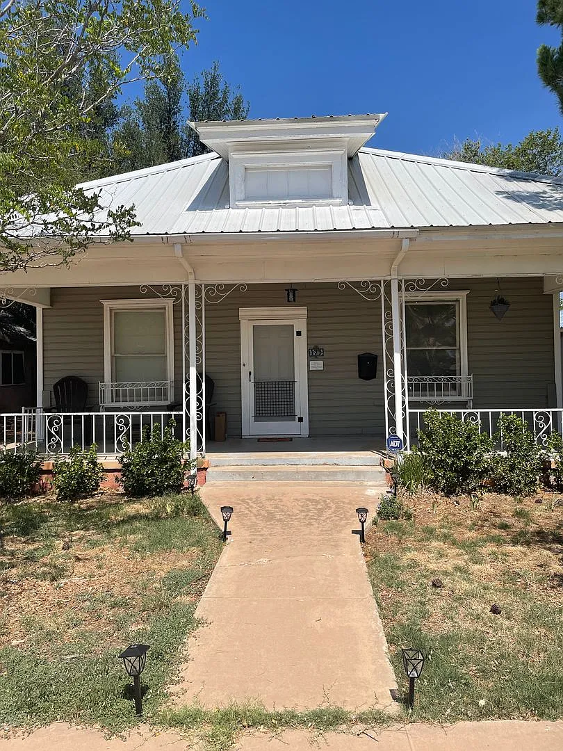 Cute Bungalow Style Home In the Historic District — Photo 2