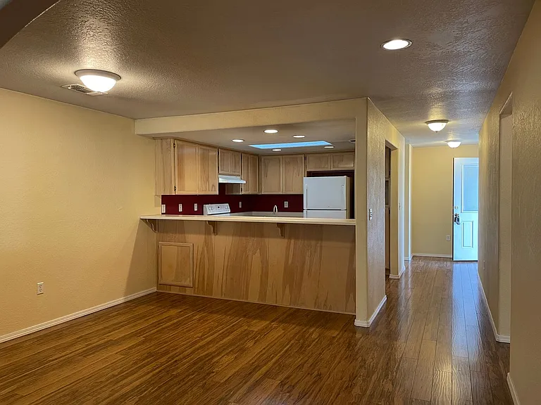 430 Crystal Dr — Photo 6