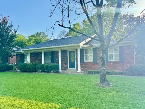 209 N Foster Dr, Tupelo, MS 38801
