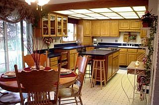 Country kitchen with cook-island. Ideal for entertaining