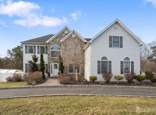 9 Redwood Ct, Monroe Township, NJ 08831
