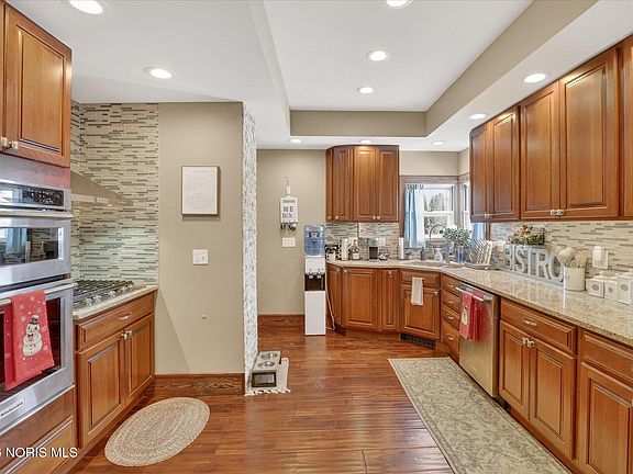 3rd image of 415 Fort Findlay Rd