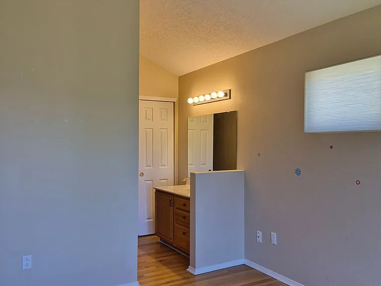 9121 Ridgefield Ave NE — Photo 47