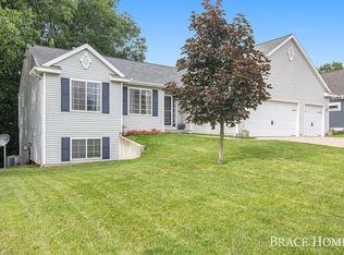 1671 Northbend Dr NE, Grand Rapids, MI