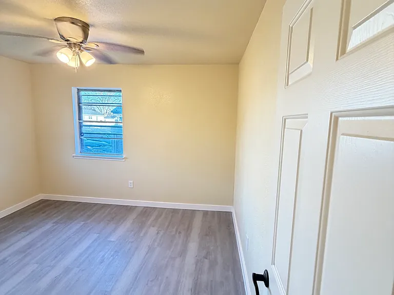903 Curry Ave — Photo 14