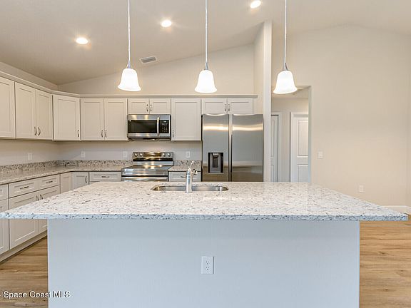 3rd image of 1560 Rachel Ave SE