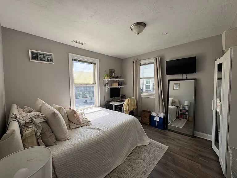 93 2nd St #2 — Photo 4