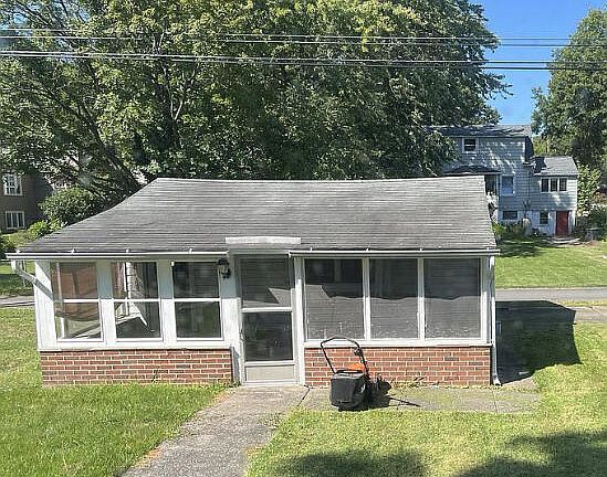 3rd image of 817 Woodland Ave