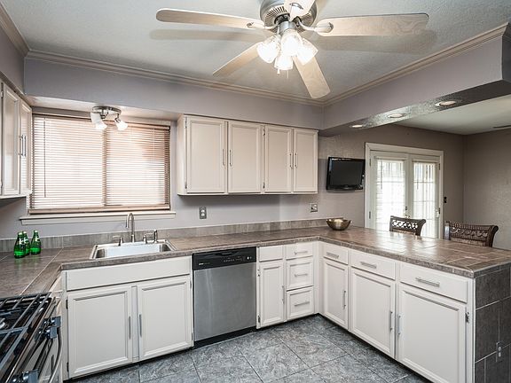 3rd image of 333 Alvarez Dr