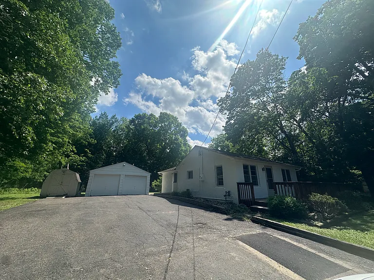 25 Woodlawn Ave — Photo 2