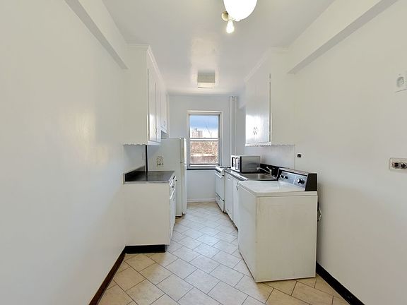 4th image of 550 Grand St APT G5e