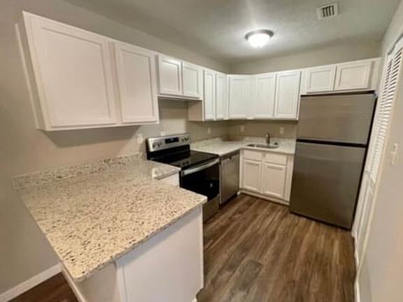 3rd image of 227 E 15th Ave