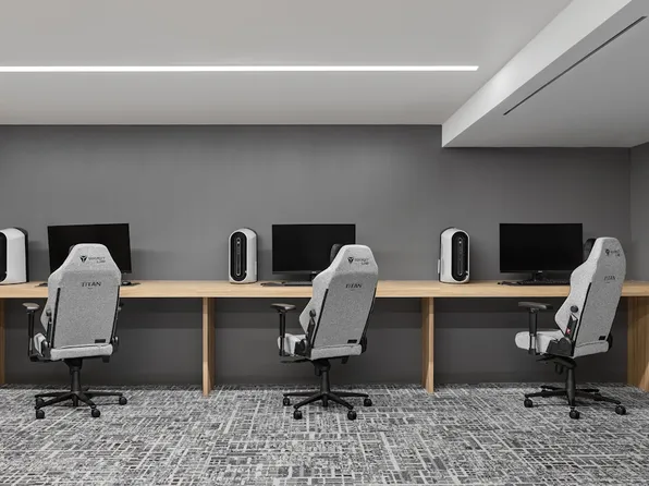 47-05 Center Boulevard image 13 of 17