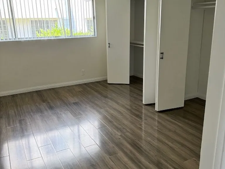 319 S. Clark Drive — Photo 27