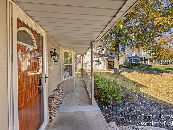 4th image of 1718 Weymouth Dr SE