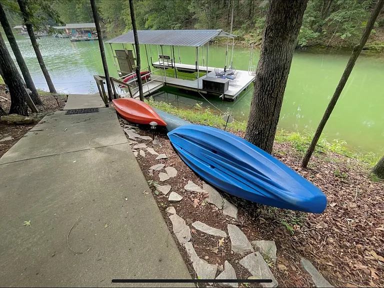 210 Brooks Dr — Photo 6