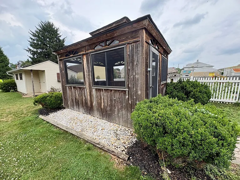 423 W Penn St — Photo 30