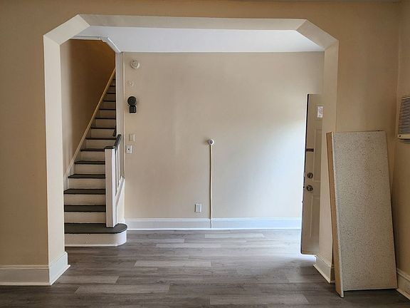 3rd image of 4441 Richmond St