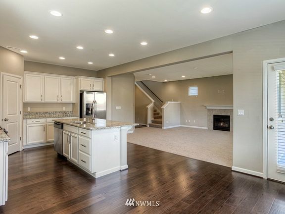 4th image of 4036 Cameron Lane NE
