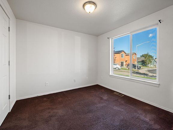 4th image of 302 SE Leisek Way