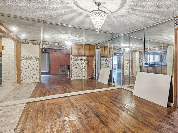 5th image of 12 E Peebles Rd