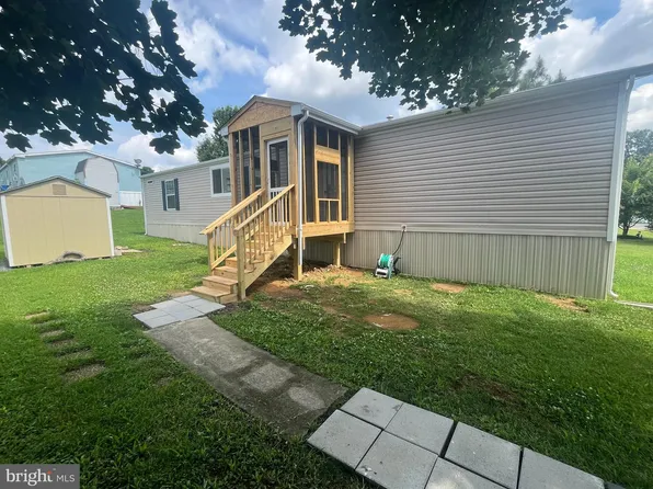 587 Royal Crest Dr, Martinsburg, WV 25401