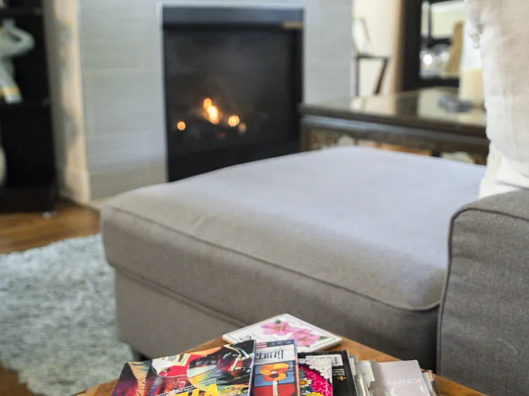 The living room is thoughtfully stocked with books, magazines, board games, and more, offering plenty of ways to relax, unwind, and enjoy quality time together.