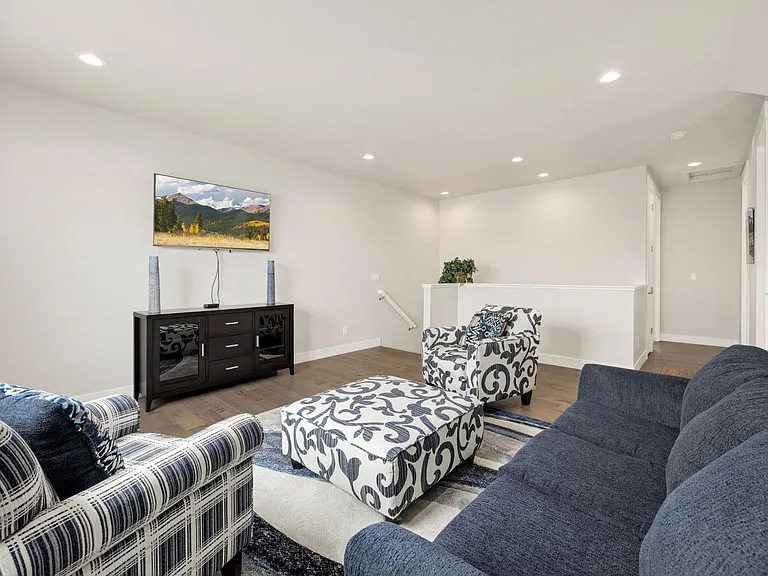 Loft with large Smart TV 
Comcast cable included
Highspeed internet included