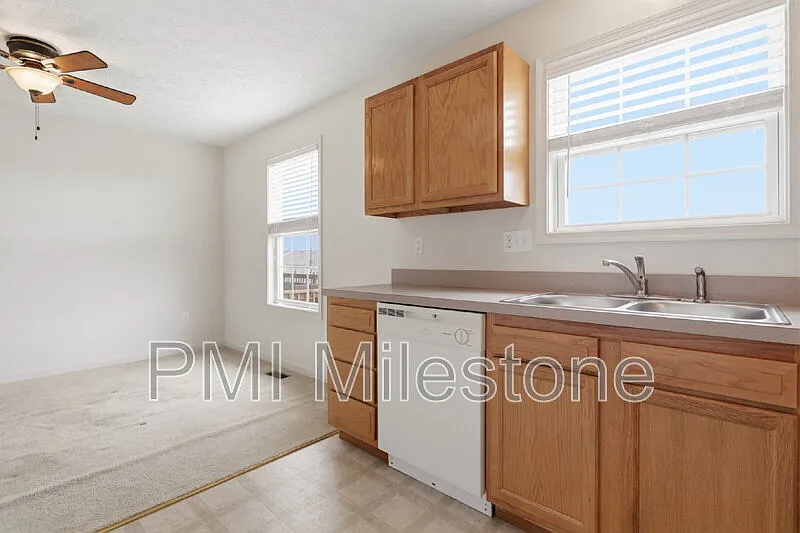 3 bed, 2.5 bath, 1320 sqft, $1,680 — Photo 3