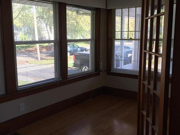 3rd image of 1940 Lakeway Ave