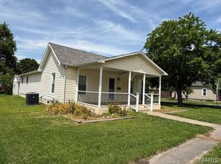 625 Young St, Nokomis, IL 62075