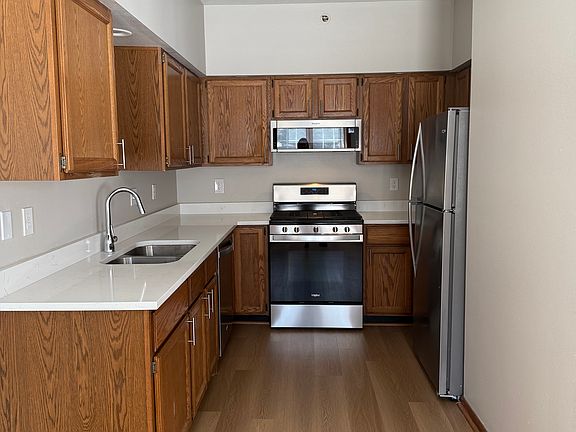 4th image of 933 McKnight Cir APT 1