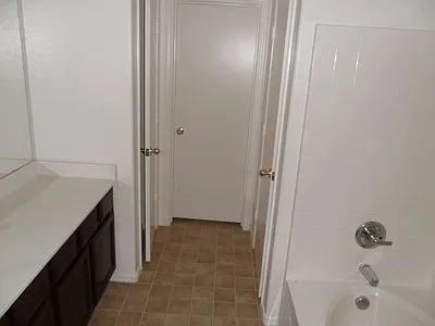 3 beds, 1,938 sqft — Photo 3