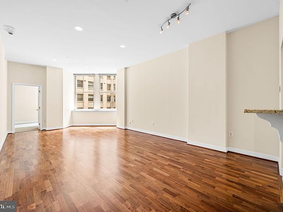 5th image of 1600 Arch St #914