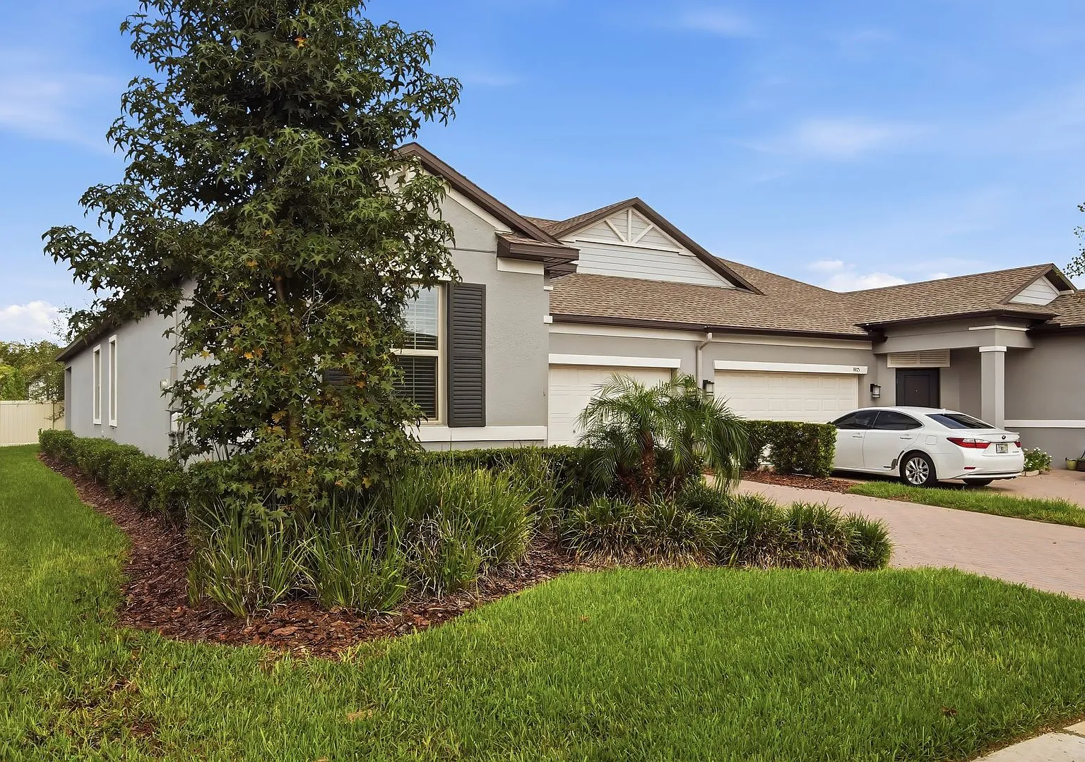 A must see 3 Beds/ 2 Bths Villa shows like a house. Modern Styling, Open Layout, Great Location a... — Photo 3
