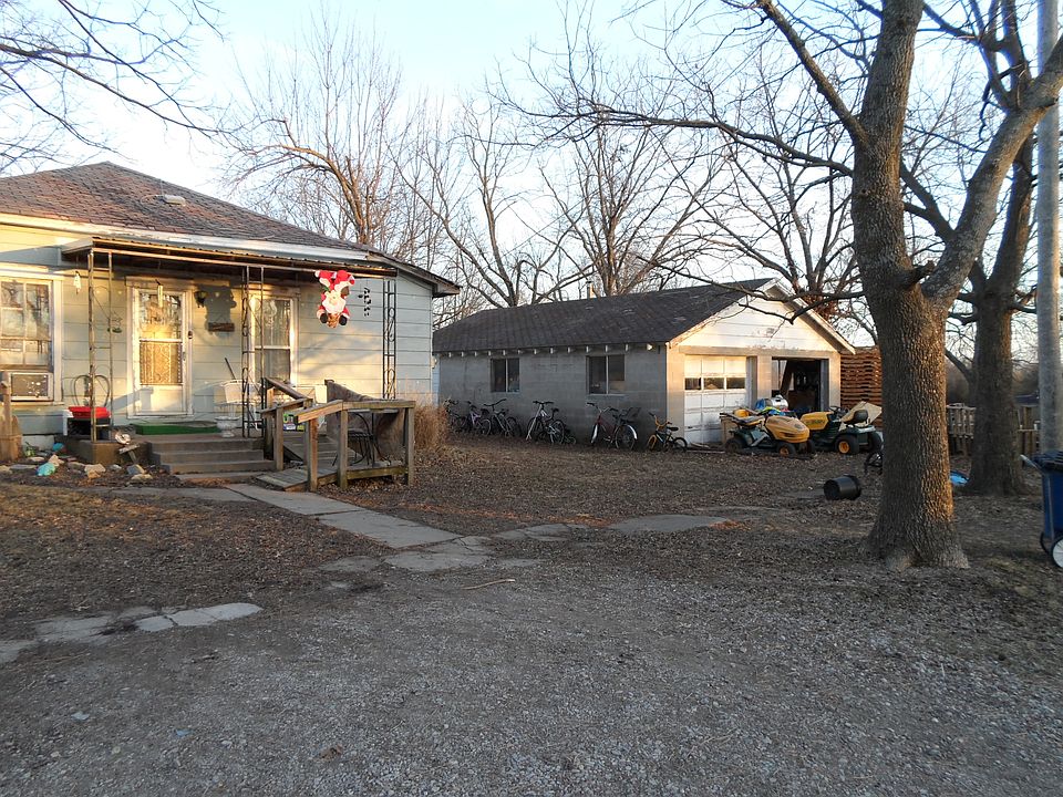 2nd image of 703 Maple St