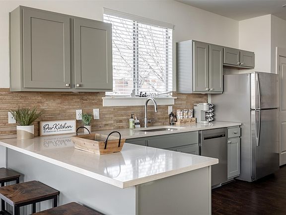 3rd image of 4200 Valley View Rd #A