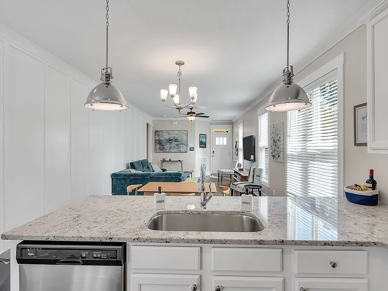 510 Eugene St — Photo 20