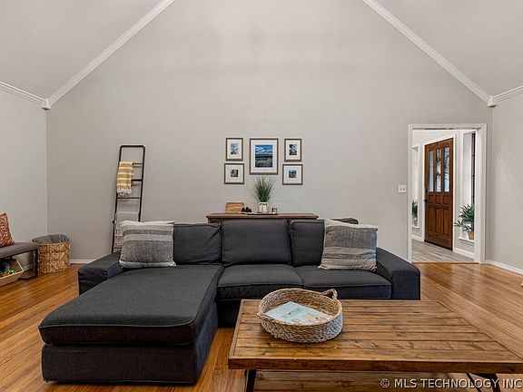5th image of 10207 S Fulton Ave