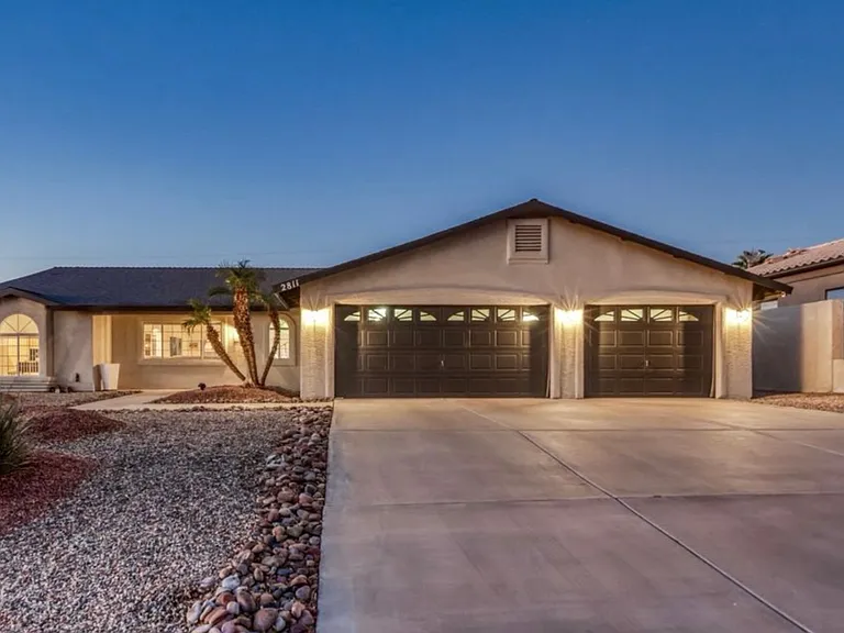 2811 Oakridge Dr — Photo 4