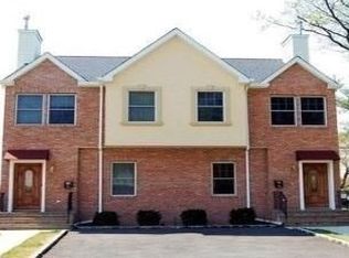 5 Owen St, Westbury, NY 11590