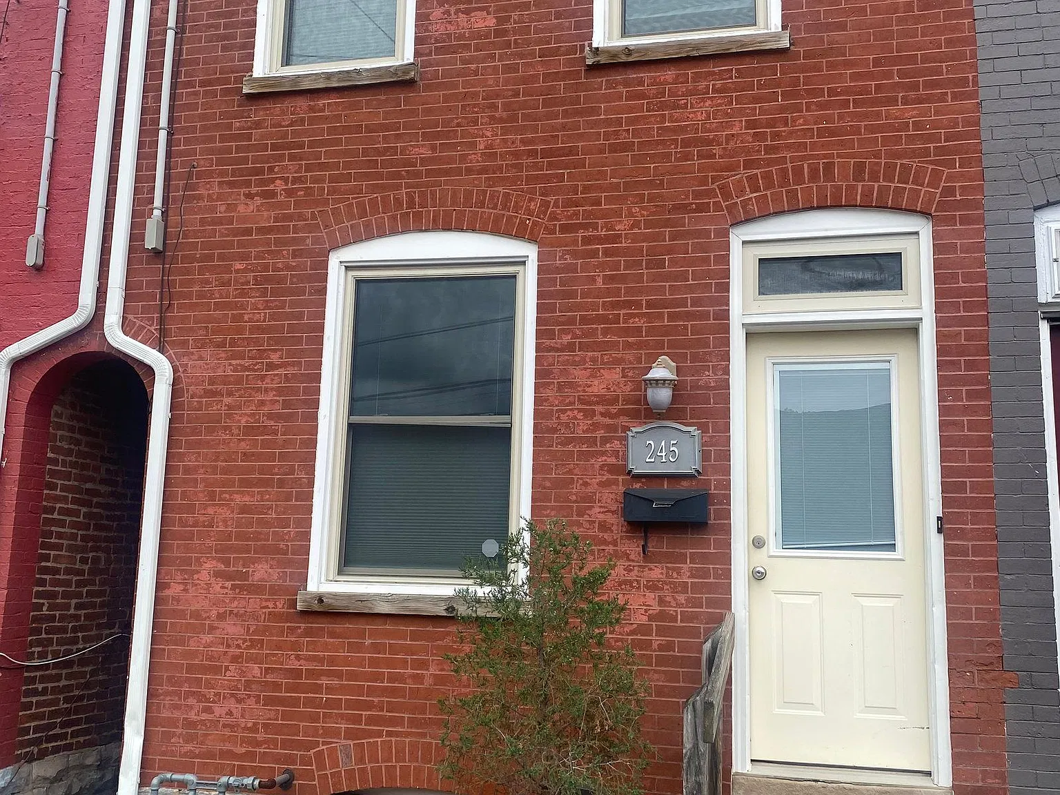 3 bed, 2.0 bath, 1492 sqft, $1,995 — Photo 1